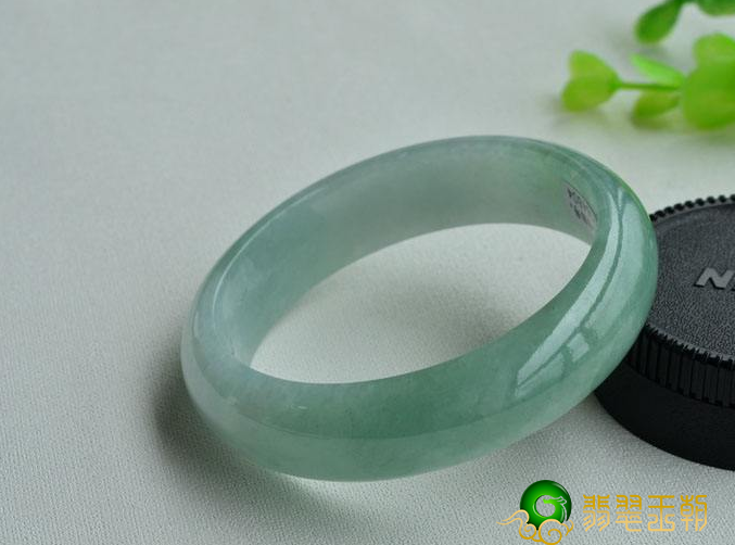 糯种翡翠归属于哪些级别 价钱高不高 