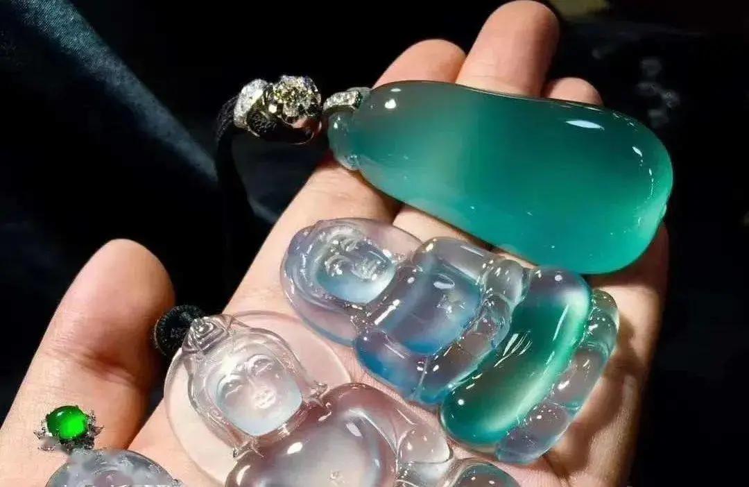 
                高货翡翠不仅价值连城，并且魅力十足
   第1张