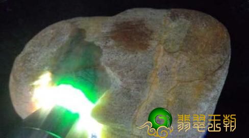 翠赌石的皮壳特征和皮下内部玉质特征   第1张