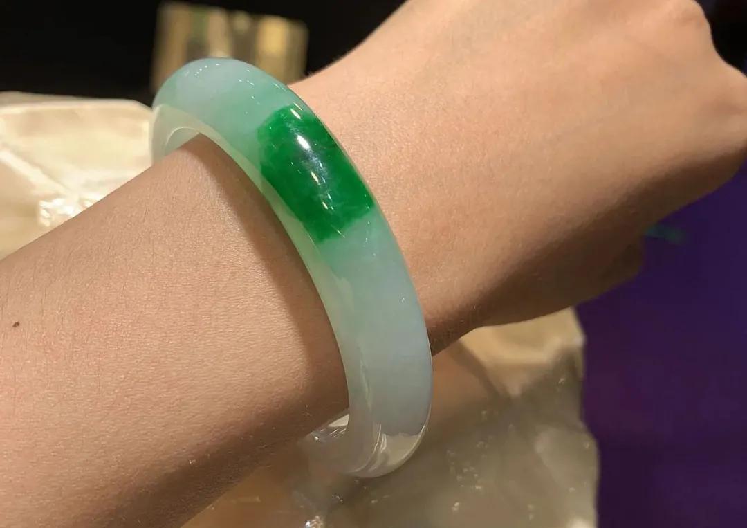 
                上亿的翡翠手镯长什么样？壕无人性！
   第5张