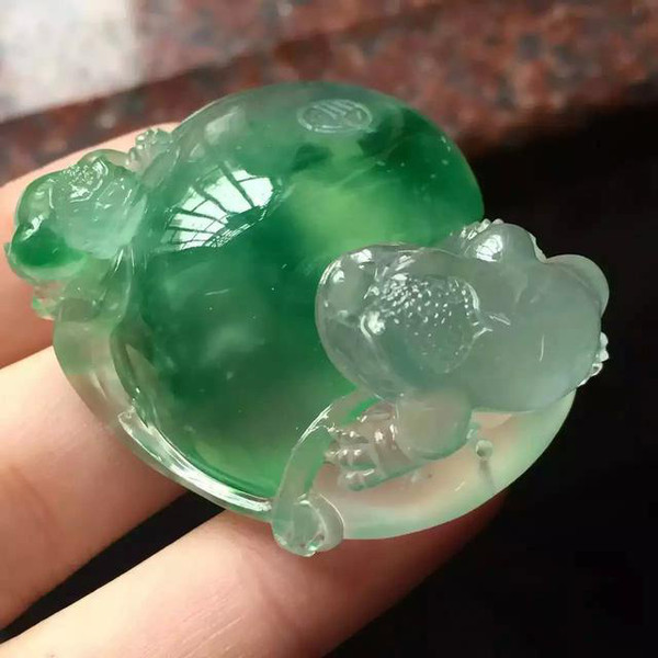 
                跨越时代的翡翠之美！
   第2张