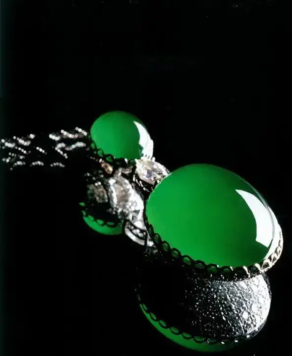 
                顶级翡翠为何多为素面？
   第2张