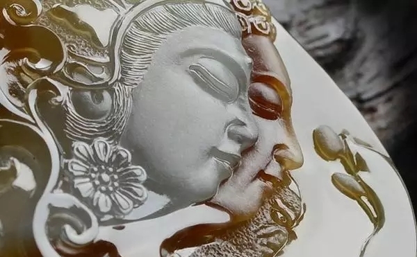 
                一块丑丑的翡翠怪桩料竟然被雕刻师设计的这么惊艳——三世佛！
   第6张