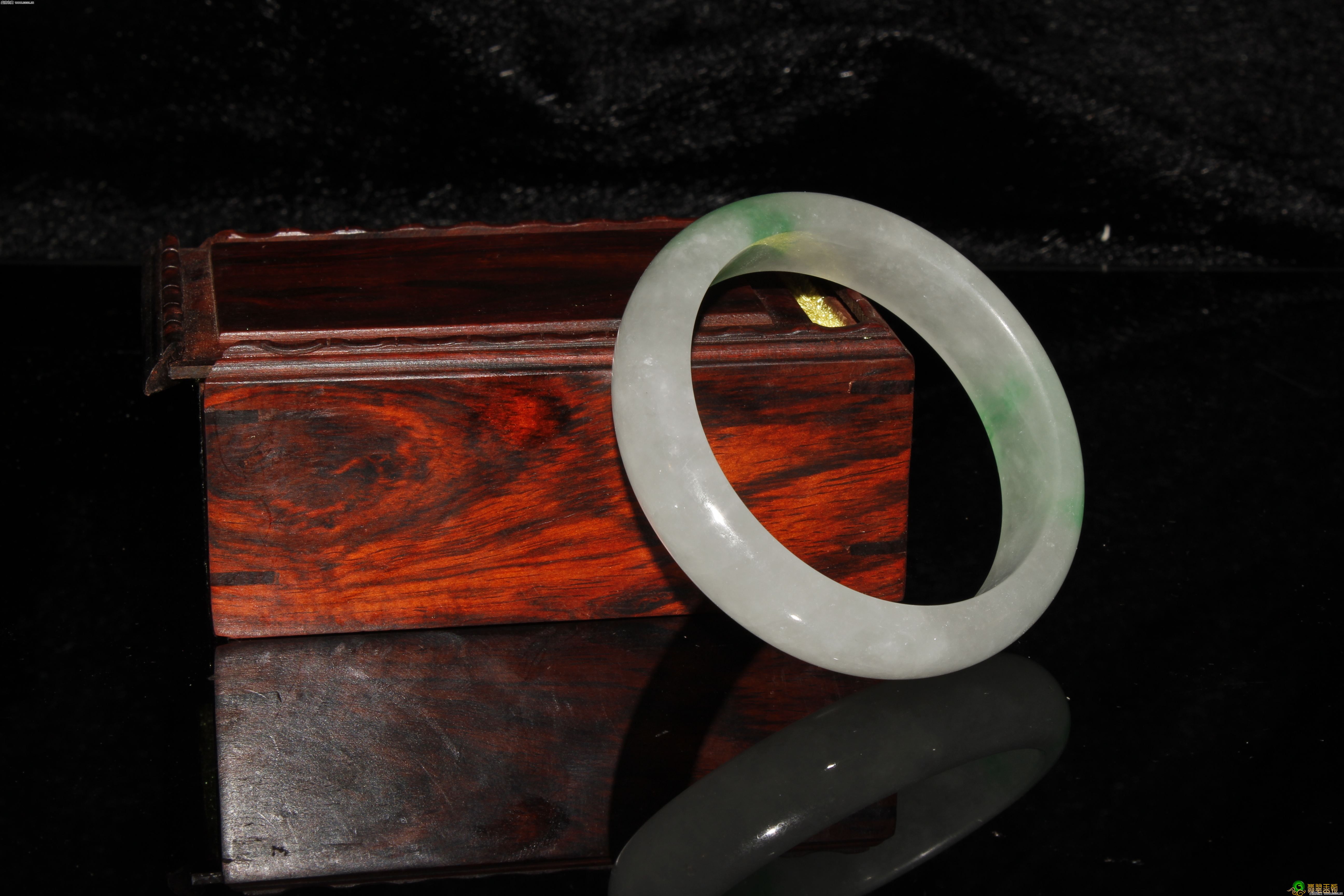 翡翠镯子怎样评定？下列详细介绍好多个简易的方式！   第2张