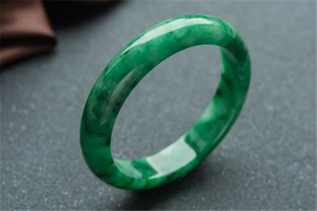 色根是鉴别翡翠的重要因素吗?种水和颜色都关键!(图文) 第3张