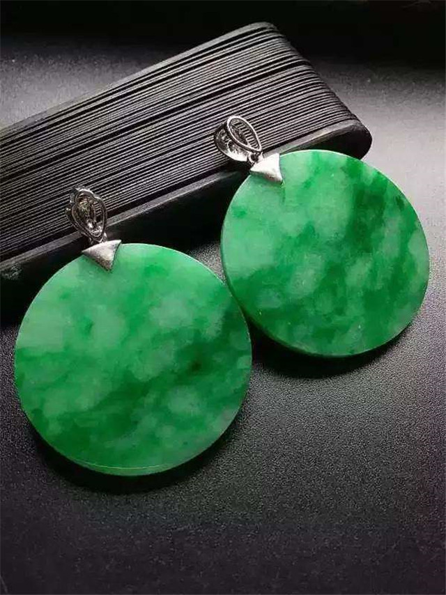 如何挑选翡翠无事牌?点进这篇文章您就知道了!(图文) 第1张