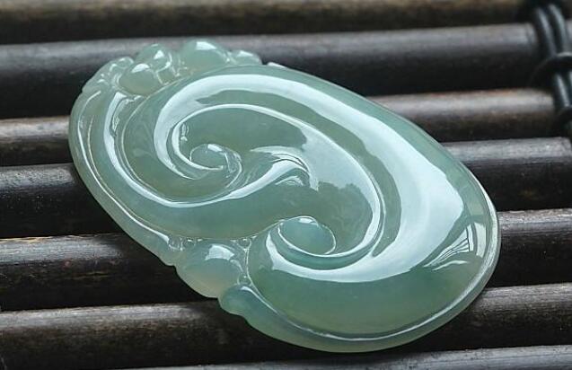 不懂就不要乱佩戴，如意翡翠吊坠寓意应该怎么理解？   第1张