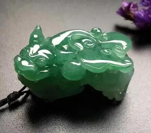 
                翡翠鉴定真假的3个初级方法，学会了你才算入门
   第3张