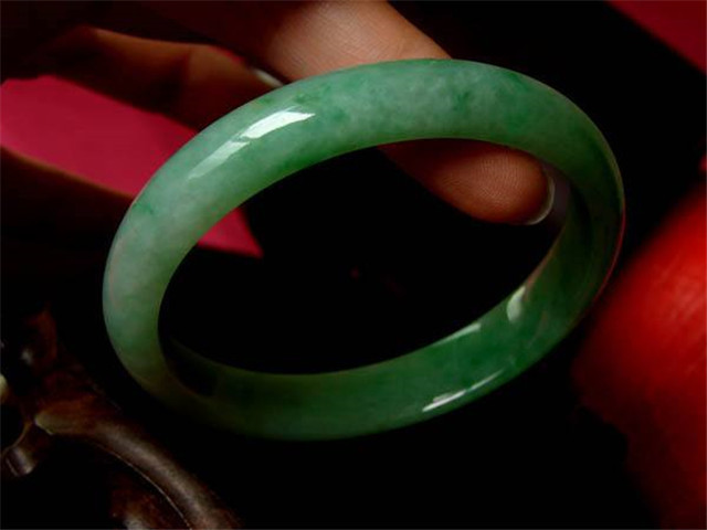 翡翠镯子什么颜色最差？它竟然有这么多种颜色！(图文)   第2张