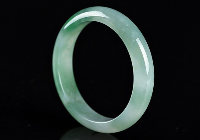 翡翠手镯，是紧了好还是松了好？我们到底要怎么戴手镯？   第1张