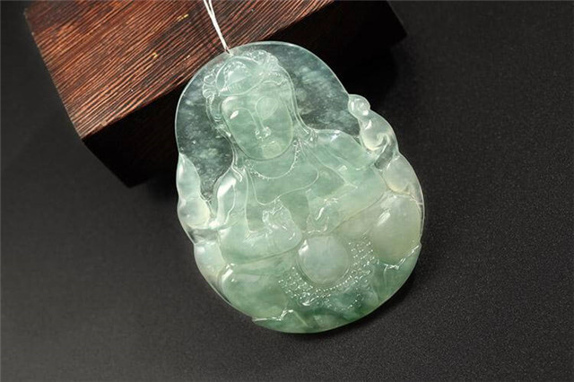 佩戴翡翠观音挂件需要注意什么?别等“水干”才后悔! 第3张
