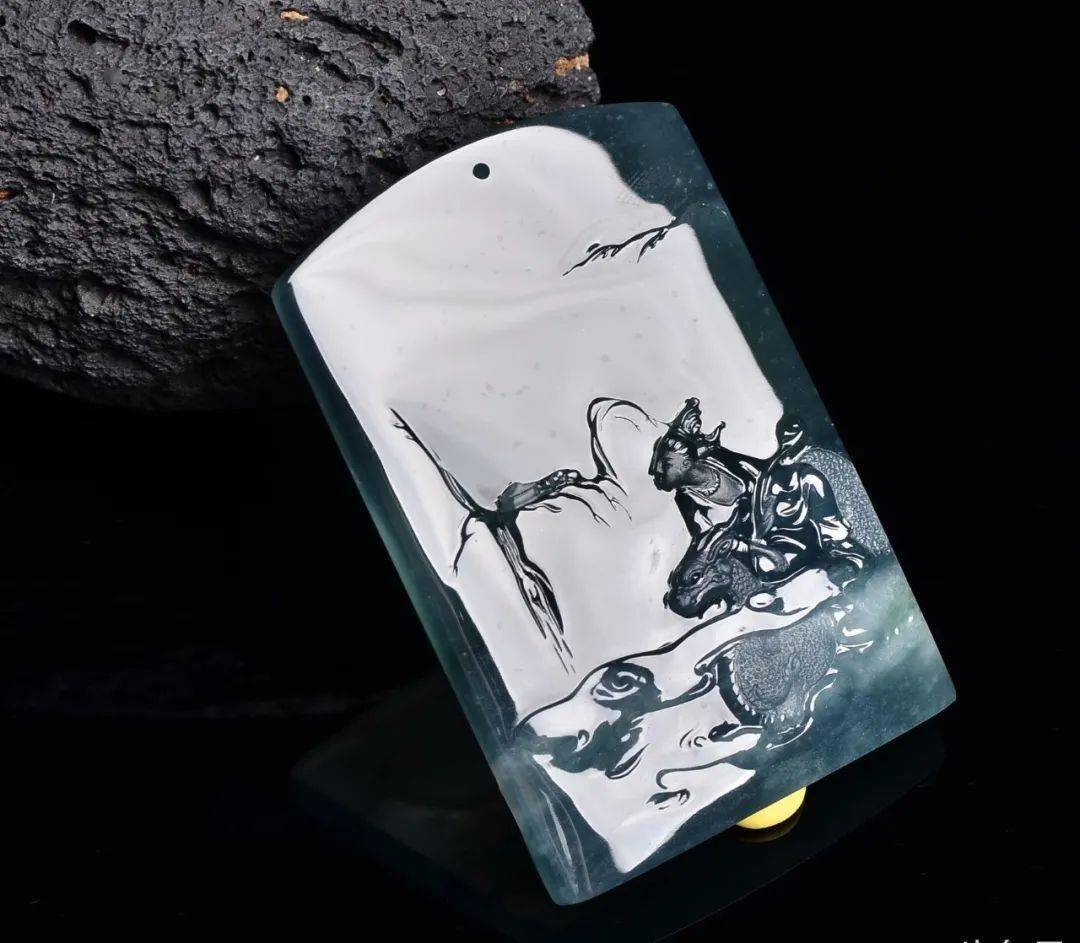 三块蓝水飘雪花棉的翡翠片料，设计集合了地海空，太有竟境了！  第11张