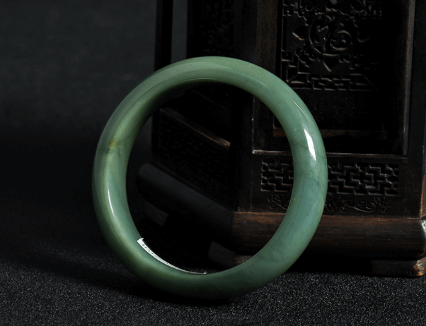油青种翡翠手镯价格怎么样？学会挑就不再怕上当！   第2张