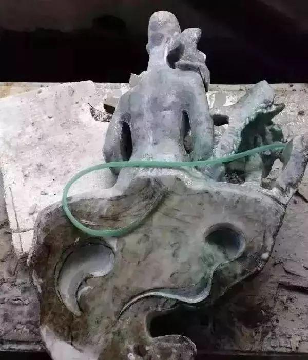 
                一块100公斤的翡翠原石雕成马蜂窝，不要大惊小怪，请看到最后！
   第7张