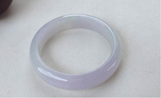 想要买一款特别的翡翠手镯吗？快来看看淡紫色翡翠手镯价格表！   第1张