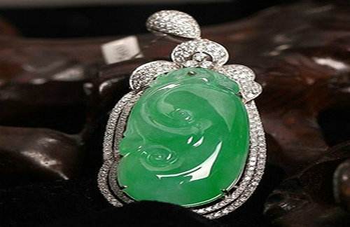 翡翠挂件a货价格都是什么水平？翡翠挂件有着什么样的价值？   第2张