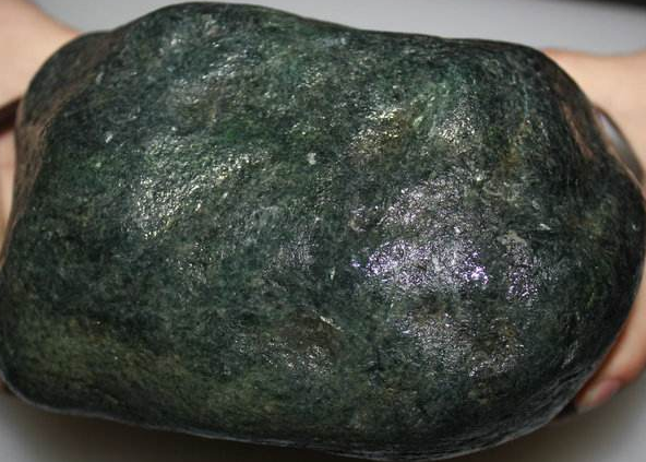 黑乌砂翡翠原石怎么进行分类，这几种都是黑乌砂翡翠赌石哦   第3张