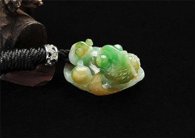 翡翠里面有黑点好不好?答案可能让你很惊讶!(图文) 第4张