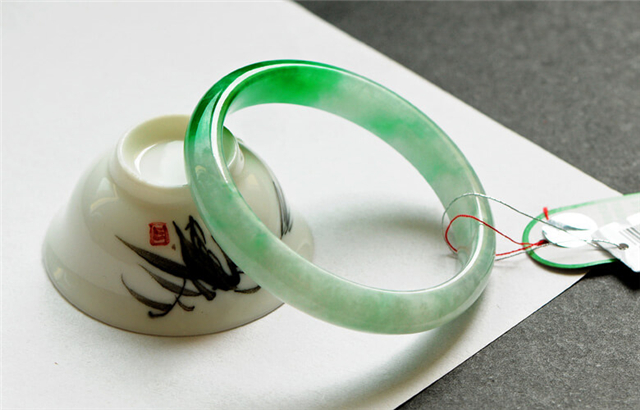 白底青翡翠手镯好不好?它的价格原来这么高! 第1张