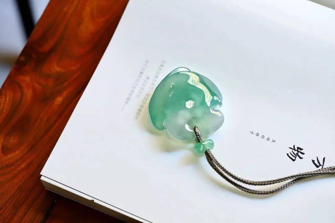 
                美鉴丨成于人匠，翡翠的天成之美
   第4张