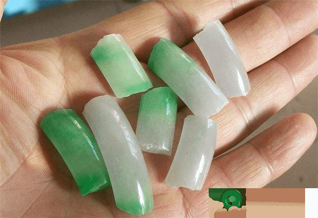 翡翠手镯价钱如何计算？选择时万一错手粉碎该怎么办？   第1张