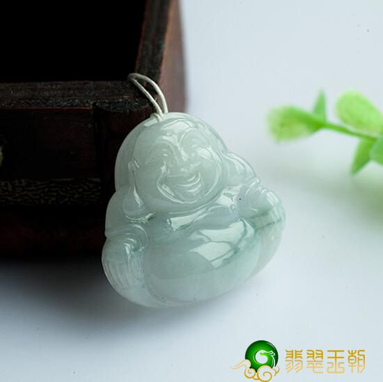 为何大伙儿喜爱戴翡翠笑佛？ 配戴翡翠笑佛的寓意详细说明   第2张