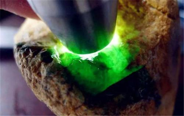 翡翠绿色分布决定价格?答案就在这里!(图文) 第1张