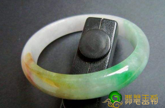 翡翠镯子什么样好？ 色调对翡翠手镯价格的危害有多大?   第3张