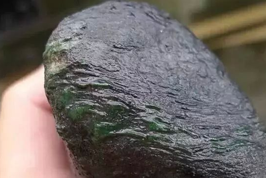 翡翠原石蟒带是怎么形成的？它能够带来怎样的效果？   第1张