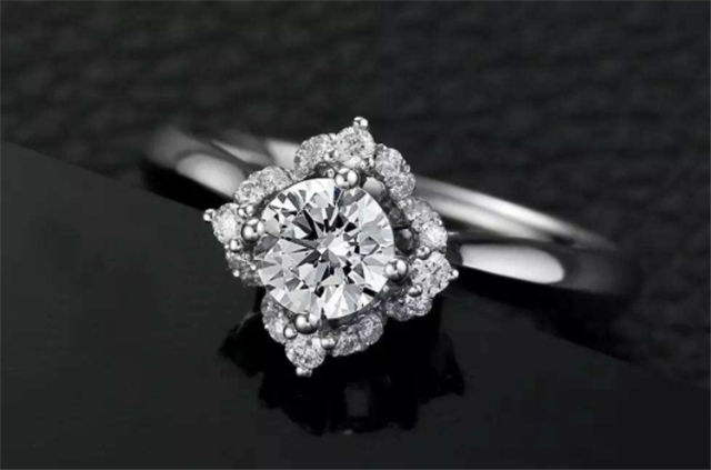 钻石戒指和翡翠戒指哪个好?其实它们各有特色！(图文)   第1张