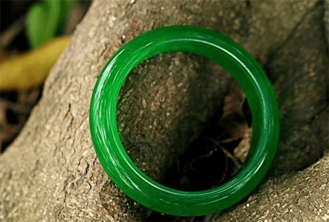 你的浓绿翡翠手镯是真的吗?有可能是这些仿制品! 第4张