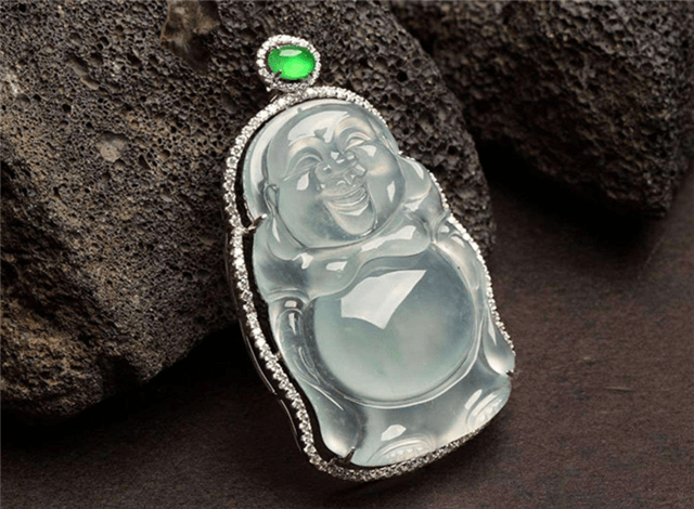 小小的一块翡翠项坠，为何有辟邪保佑平安的能耐？   第1张