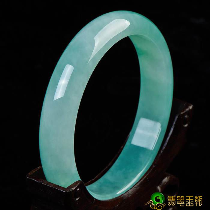 看了震惊！原先A类翡翠吊坠也有那样的内情！   第2张