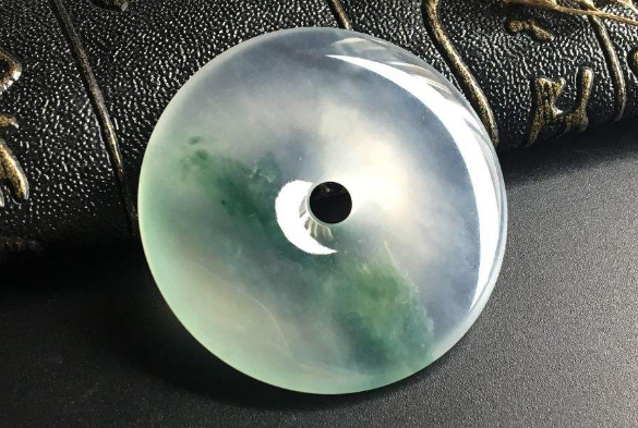 翡翠是稀有珍贵的玉石，为什么有的翡翠却很便宜? 