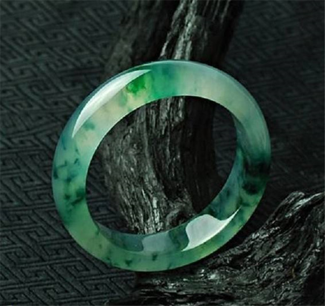 什么样的翡翠手镯最为合适呢？你想知道的都在这里了！   第3张