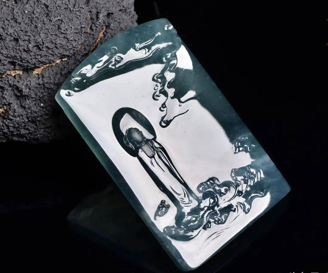 三块蓝水飘雪花棉的翡翠片料，设计集合了地海空，太有竟境了！  第10张