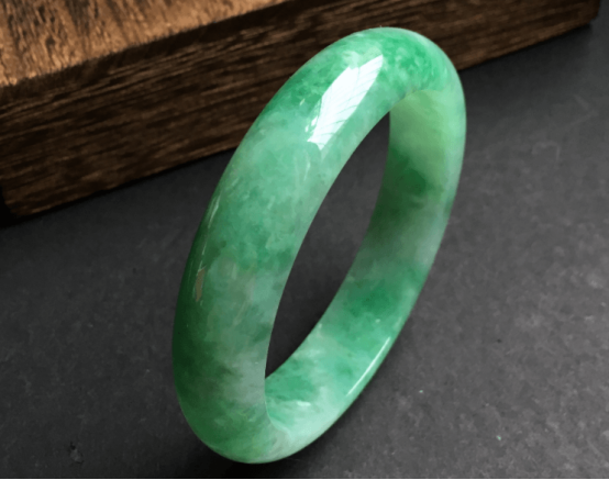 翡翠手镯有哪些款式?满绿糯种翡翠手镯价格多少? 第2张