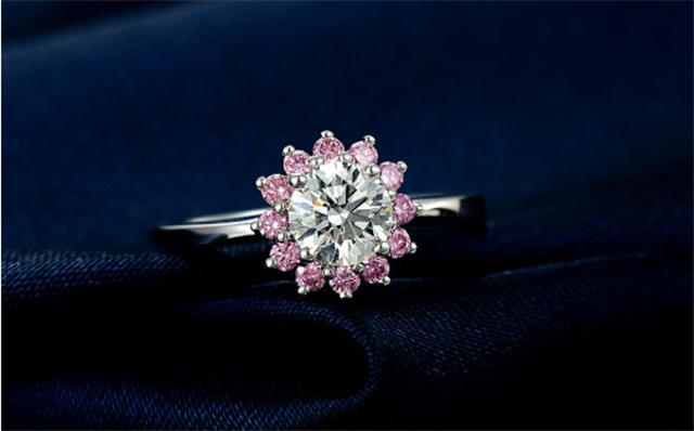 钻石和翡翠哪个更贵气？扒一扒它们的不同之处！(图文)   第1张