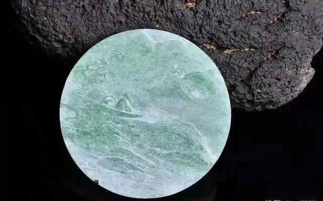 
                一块多棉飘绿的翡翠手镯心，经玉雕师这样设计，档次瞬间提升了！
   第3张