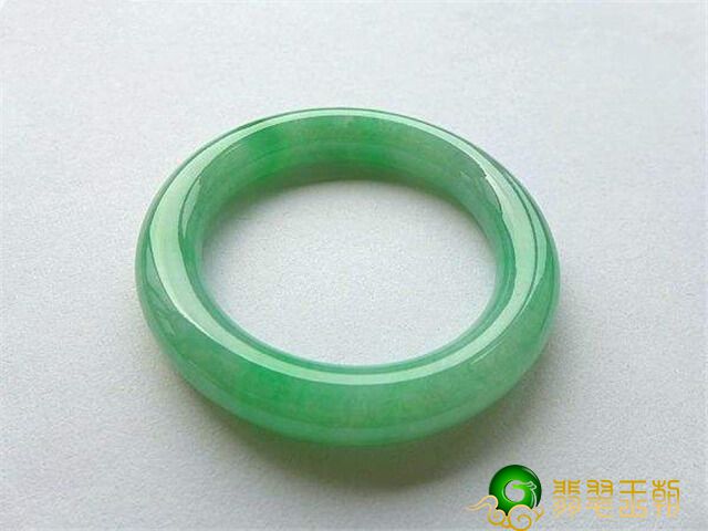 什么叫阳绿翡翠？阳绿翡翠镯子的价钱如何？   第2张