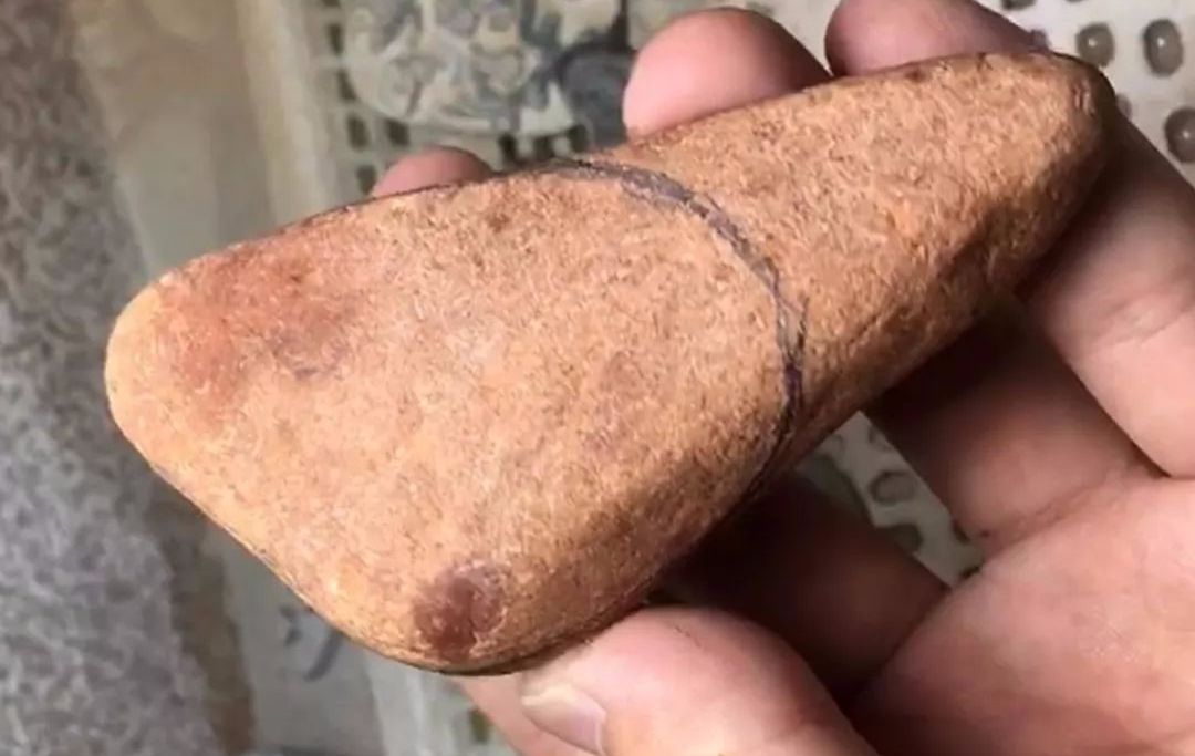 
                3500拿下的红翡原石，去皮干巴巴，雕刻后蜕变金蟾戏珠！
   第2张