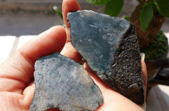 砖头料翡翠能佩戴吗？建议最好不要购买这种料！   第1张