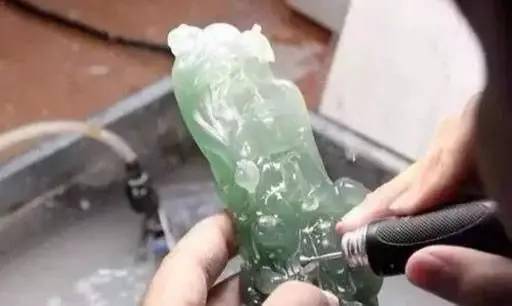 
                非比寻常的翡翠原石毛料，竟雕刻成传世之宝，第一眼你看到了什么
   第4张