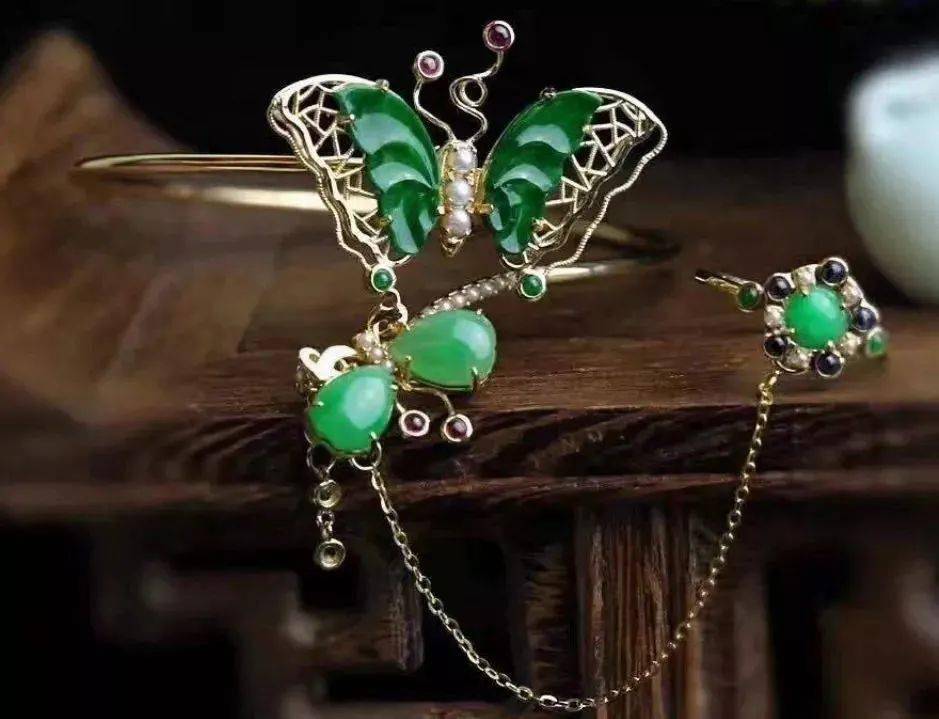 
                老翡翠、老种翡翠、老坑翡翠，还在傻傻分不清？
   第3张