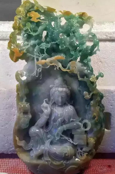 
                巧色俏色分色！都是翡翠玉雕，到底有何不同？
   第4张