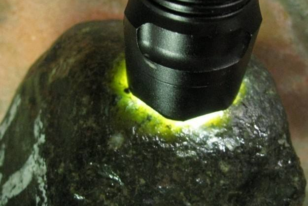 皮壳是辨别翡翠原石的重要特征,容易大涨的翡翠原石皮壳有哪些? 第1张