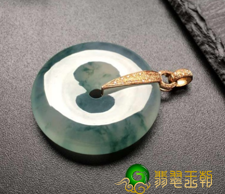 配戴翡翠翡翠平安扣有哪些喻意？哪些人合适配戴翡翠平安扣？   第3张