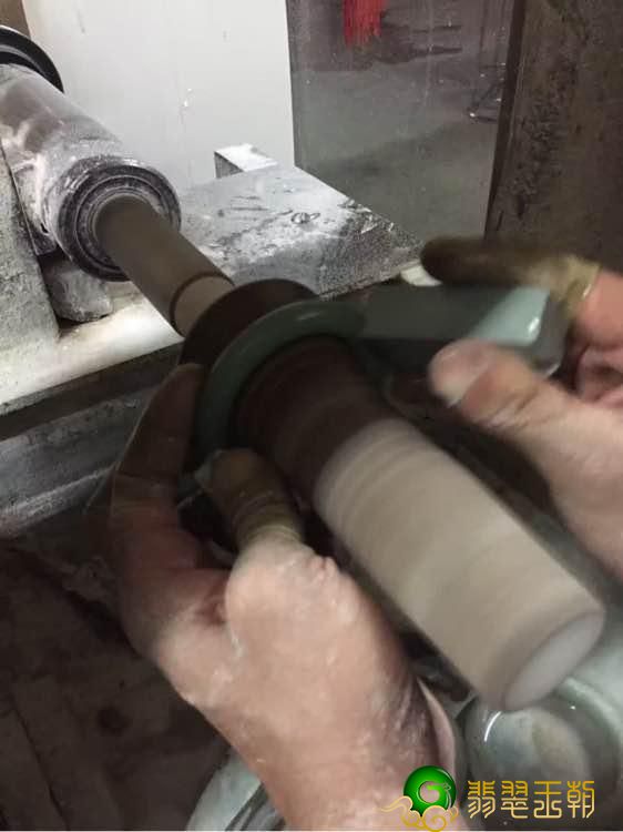 翡翠翡翠原石从开预料到做镯子。   第5张