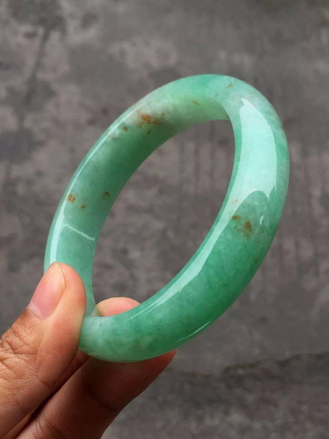 是瑕疵？是俏色？是“锈”？这种翡翠说法多  第4张