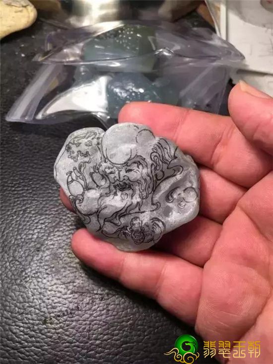 每个人都要想翡翠冰种，实际上冰糯种也很漂亮，看一下这两块料子就了解   第10张